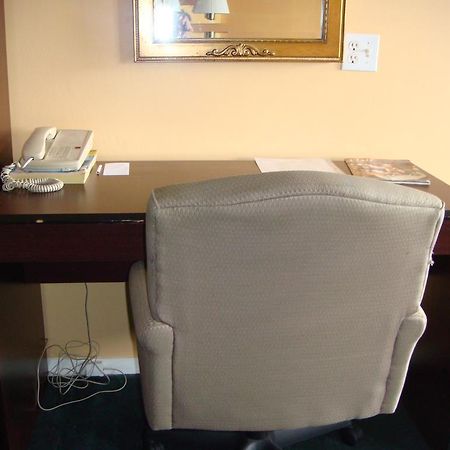 Westwoods Inn & Suites Woodhaven Esterno foto
