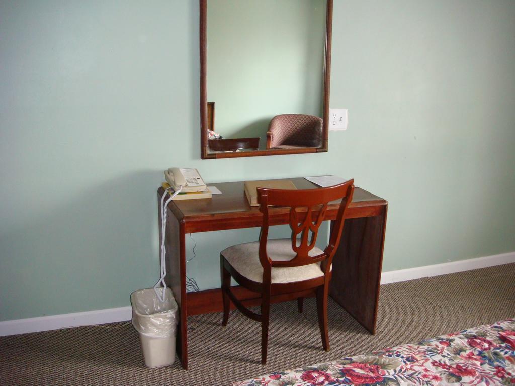 Westwoods Inn & Suites Woodhaven Esterno foto