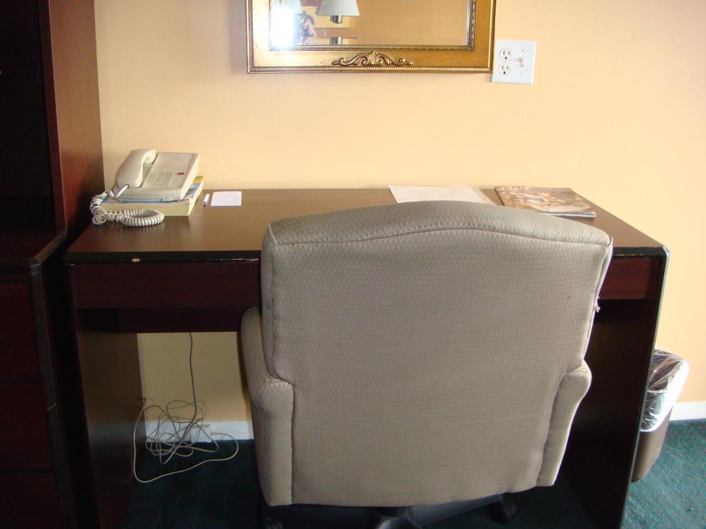 Westwoods Inn & Suites Woodhaven Esterno foto