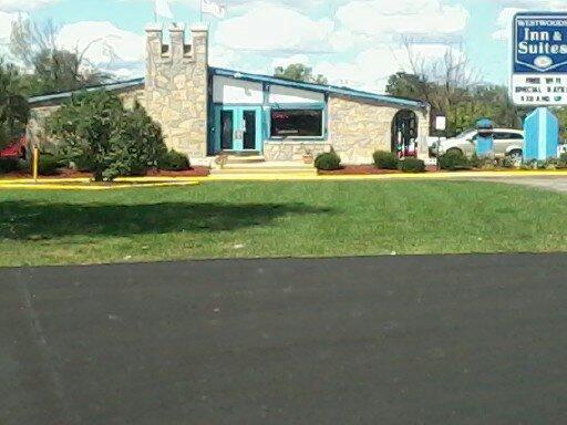 Westwoods Inn & Suites Woodhaven Esterno foto