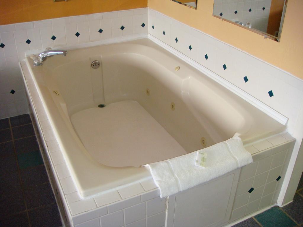 Westwoods Inn & Suites Woodhaven Esterno foto