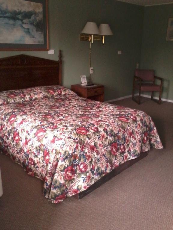 Westwoods Inn & Suites Woodhaven Esterno foto