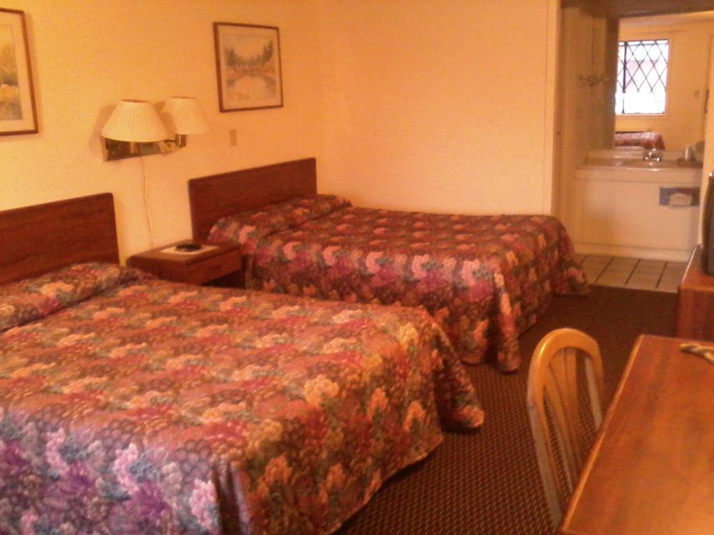 Westwoods Inn & Suites Woodhaven Esterno foto