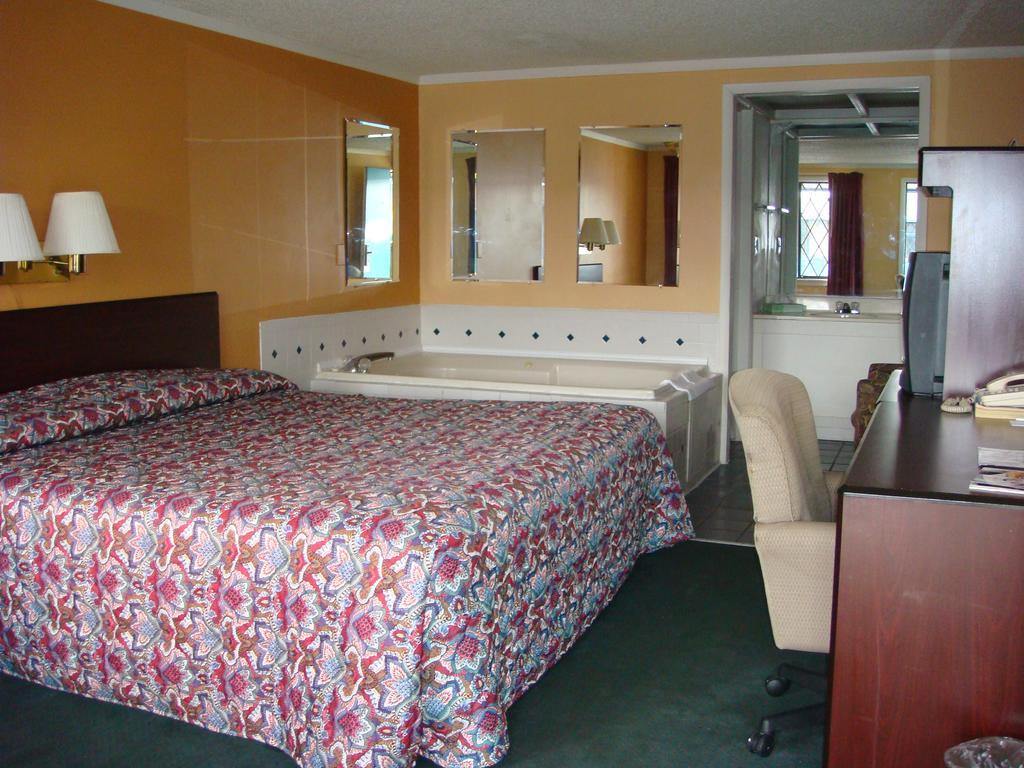Westwoods Inn & Suites Woodhaven Esterno foto