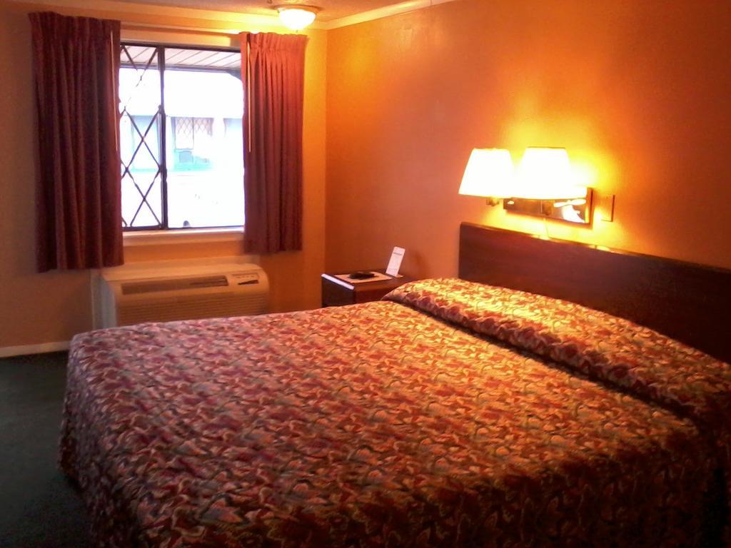 Westwoods Inn & Suites Woodhaven Esterno foto