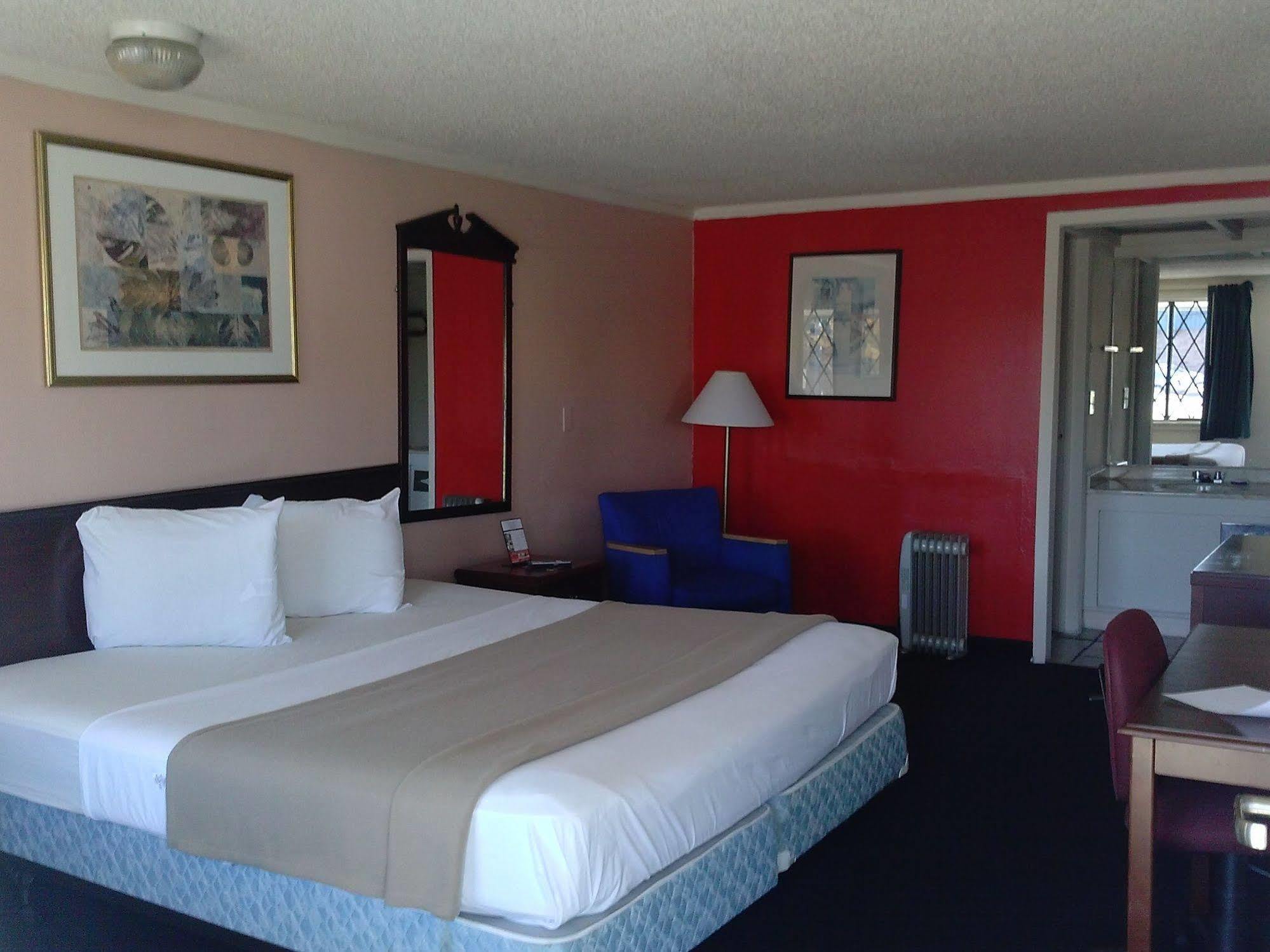Westwoods Inn & Suites Woodhaven Esterno foto