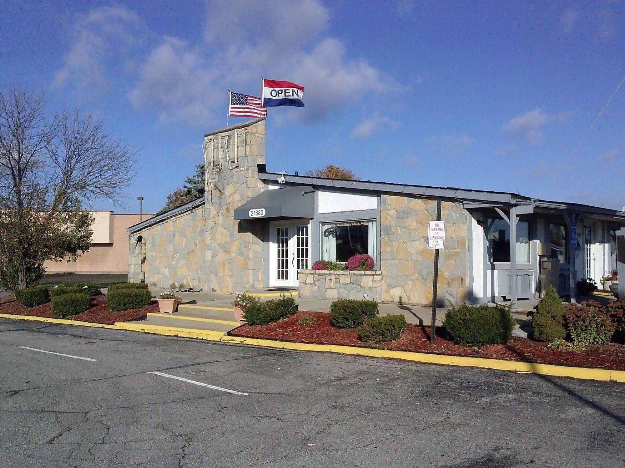 Westwoods Inn & Suites Woodhaven Esterno foto