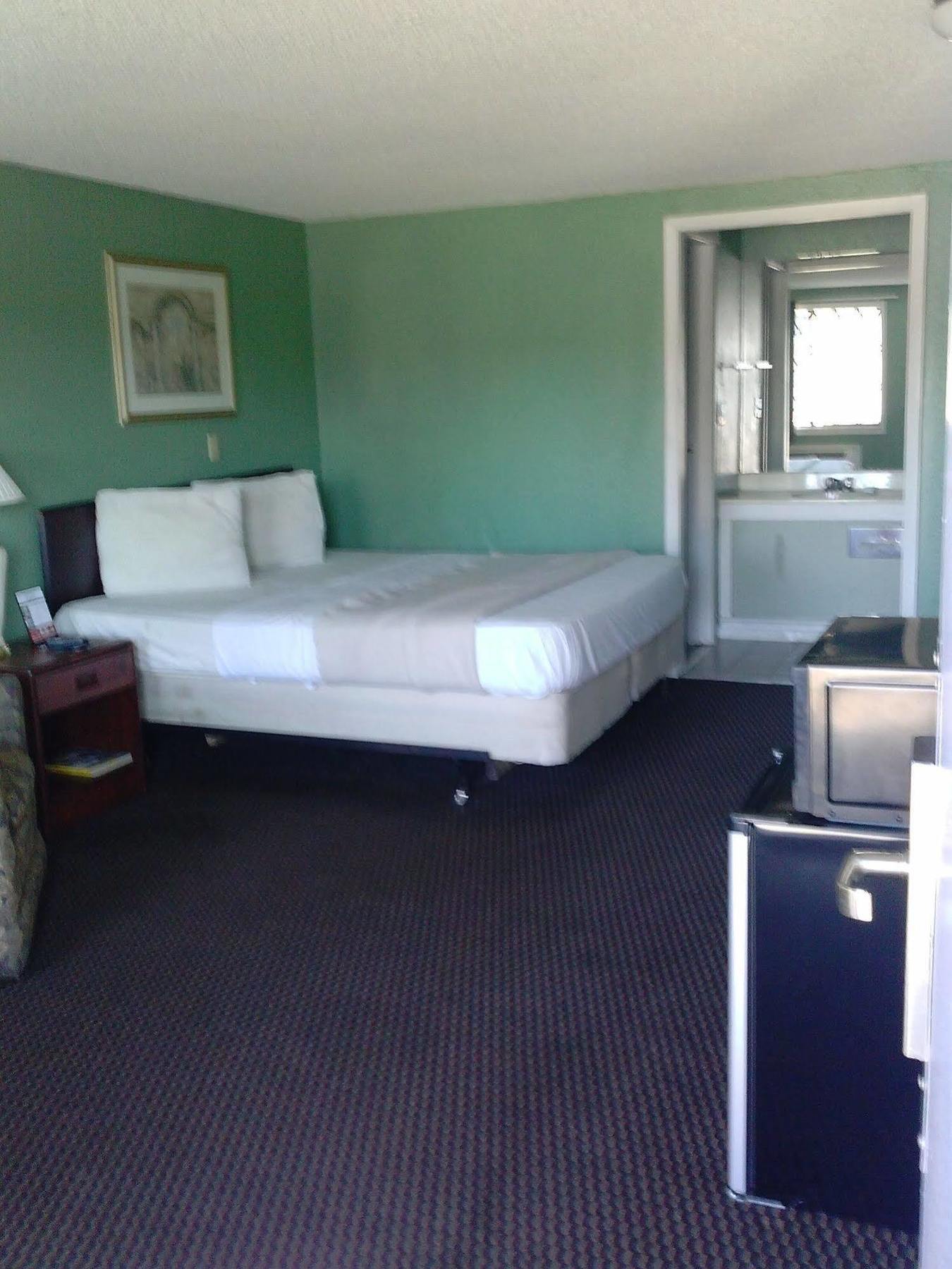 Westwoods Inn & Suites Woodhaven Esterno foto